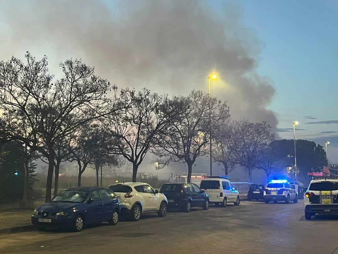 Un incendio en una fábrica de Torrent deja a los vecinos en casa (@ajuntament_torrent)