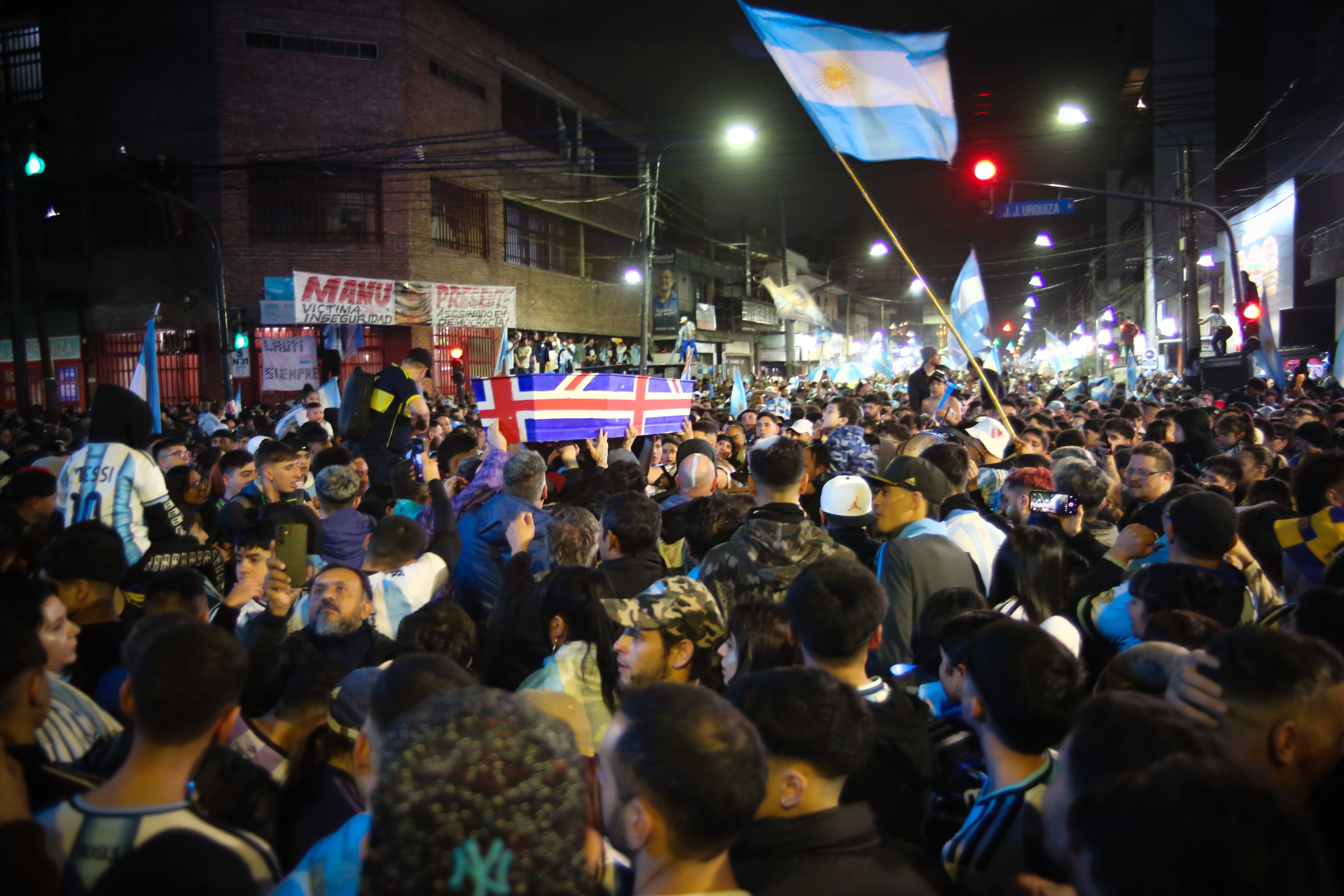 Una multitud festeja en Caseros (RS Fotos)