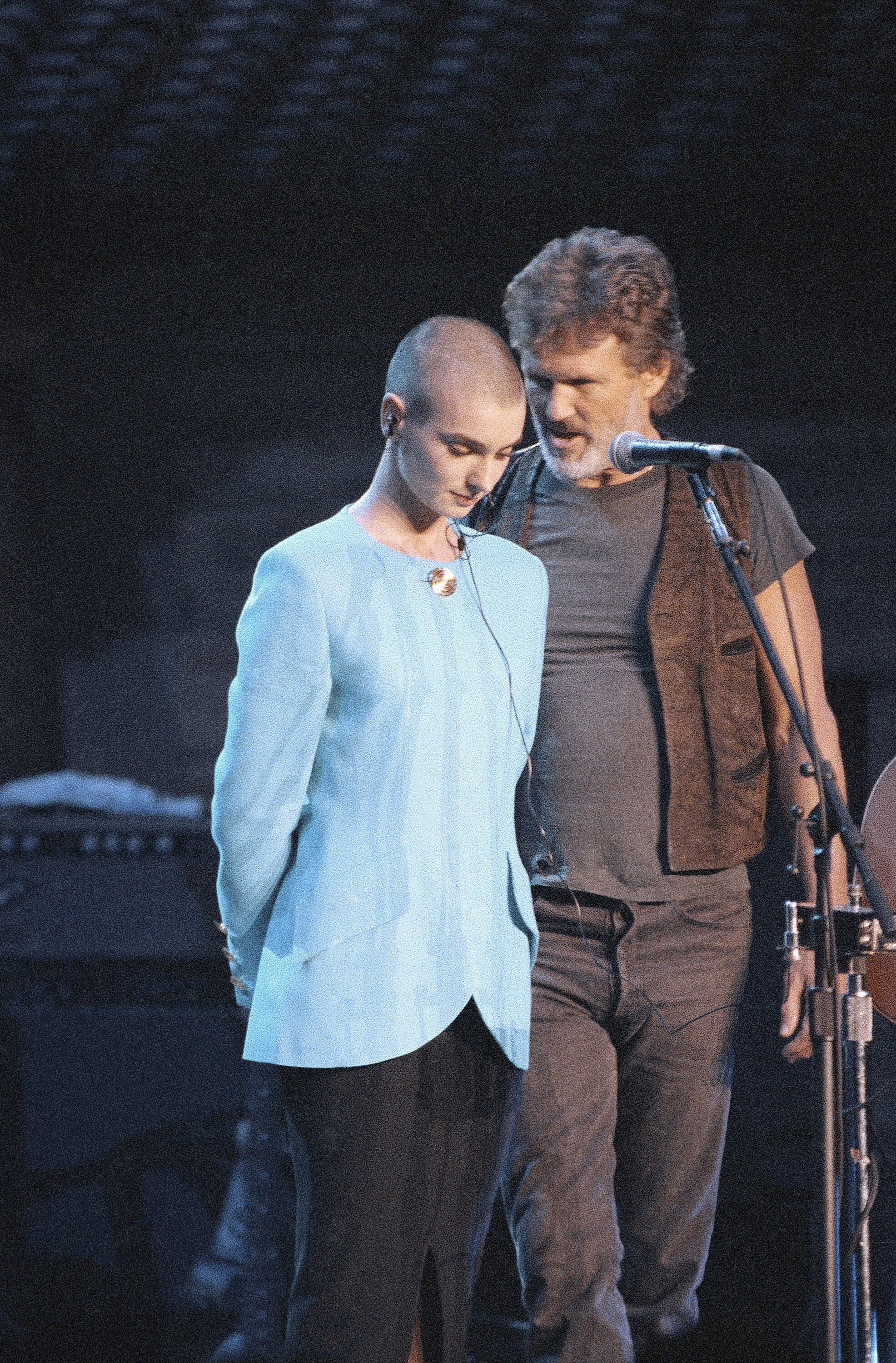 Kris Kristofferson consuela a Sinead O