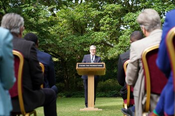 El primer ministro británico, Keir Starmer, pronuncia un discurso y conferencia de prensa en el Jardin de rosas de su residencia oficial, en el número 10 de Downing Street, Londres, el martes 27 de agosto de 2024 (Stefan Rousseau/Pool Foto vía AP)