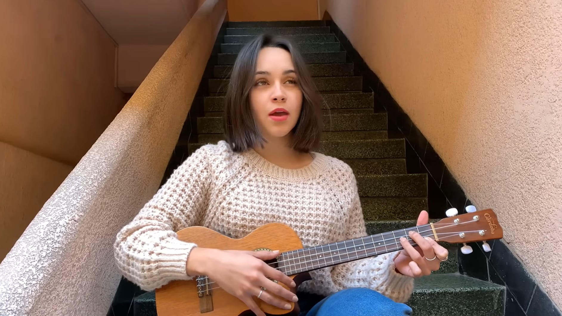 Melissa Robles comenzó a subir covers con ukelele a YouTube en 2012, antes de integrarse a Matisse. (Captura de pantalla )