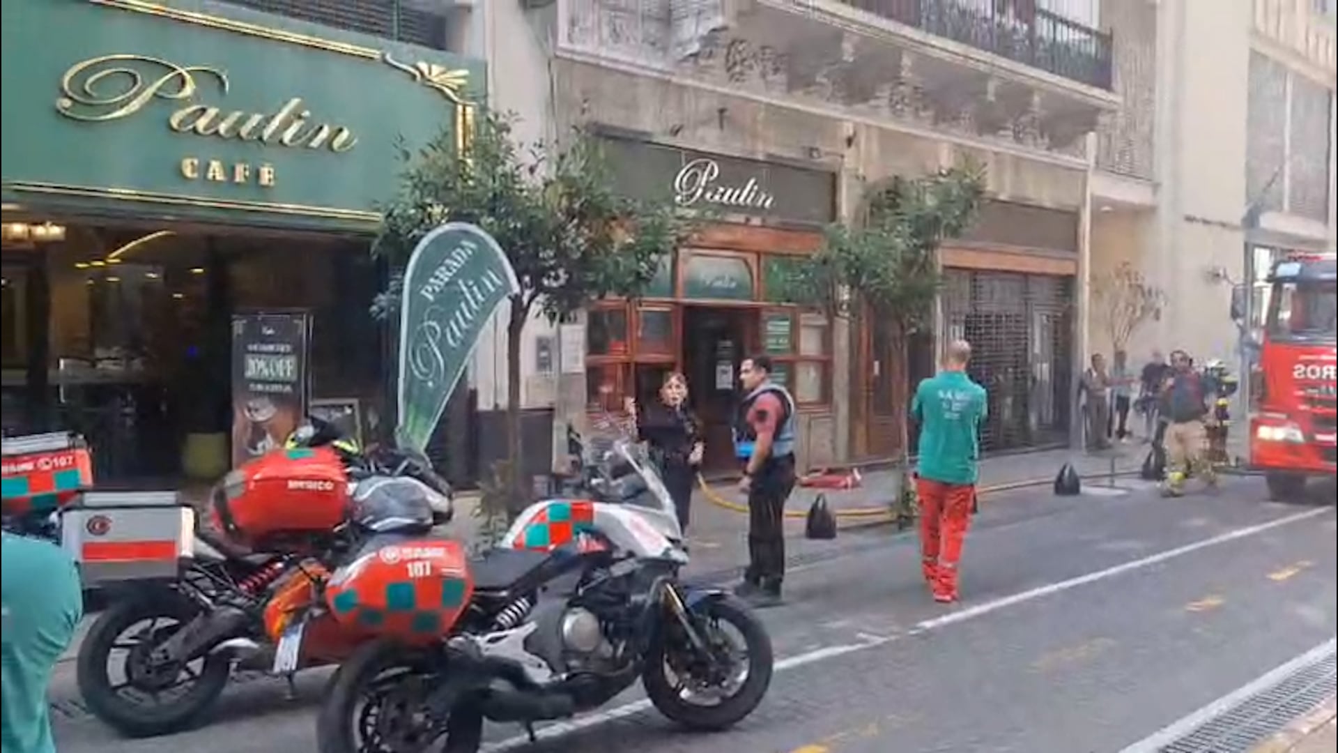 Bomberos de la Ciudad sofocaron el fuego que se originó en la cocina y afectó la estructura de madera y varios utensilios del tradicional café de Sarmiento 635