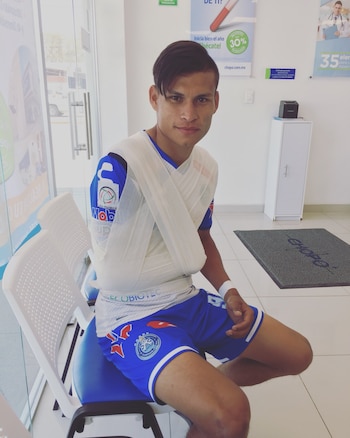 El ariete tuvo una lesión en el hombro, lo que provocó que saliera del Puebla (Foto: Twitter/ @luispaez9_)