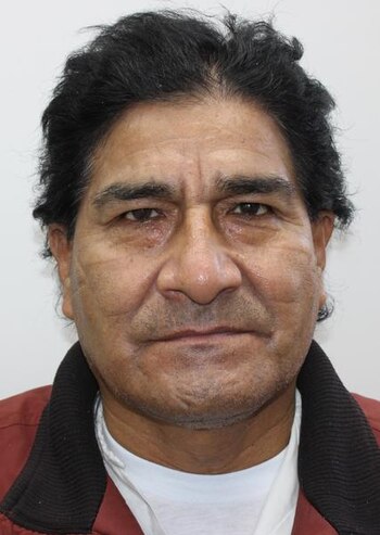 Retrato de primer plano de un hombre adulto con cabello oscuro mirando al frente sobre un fondo blanco