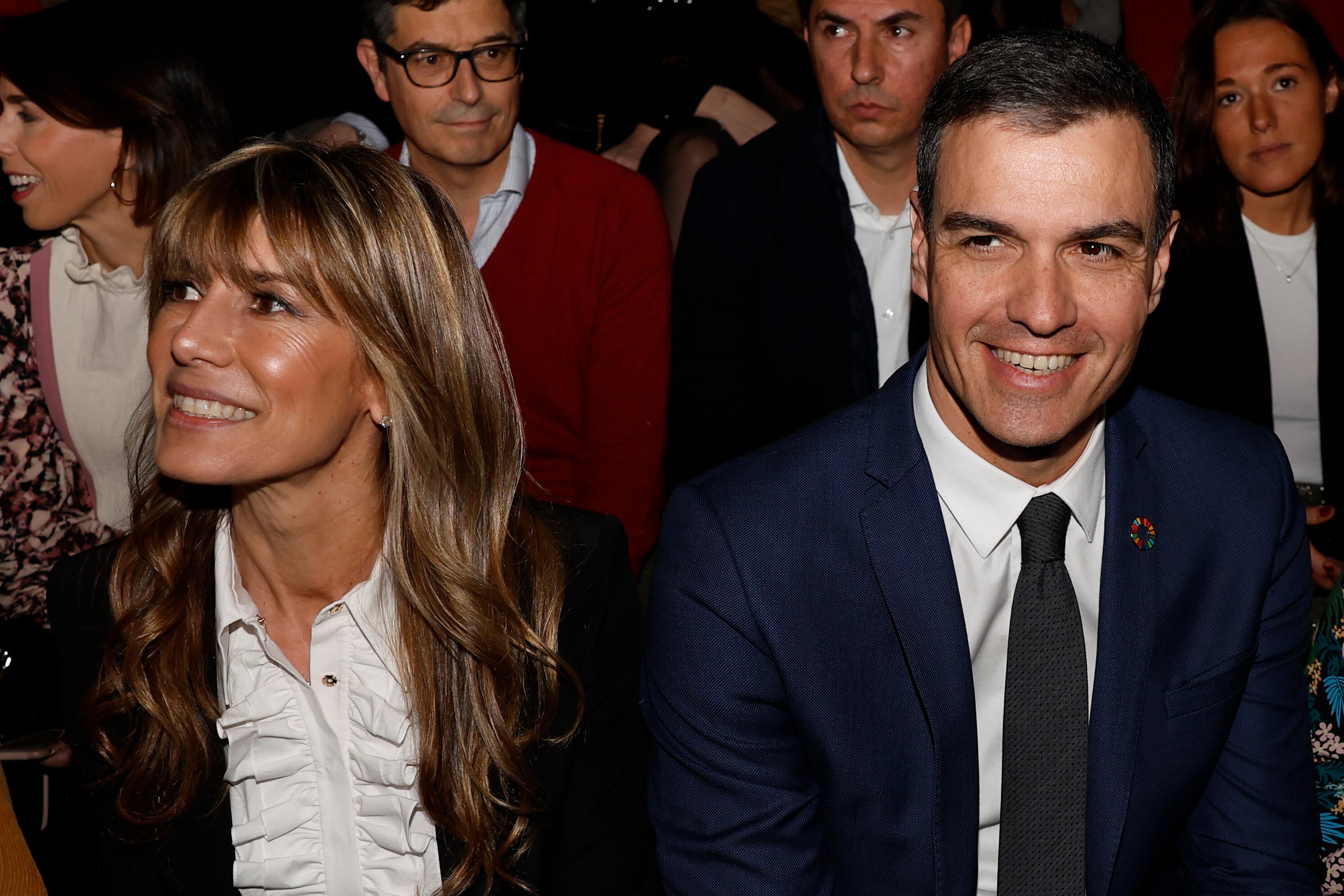 Foto archivo. El presidente del Gobierno de España Pedro Sánchez (derecha), y su esposa María Begoña Gómez (izquierda). EFE/ Chema Moya