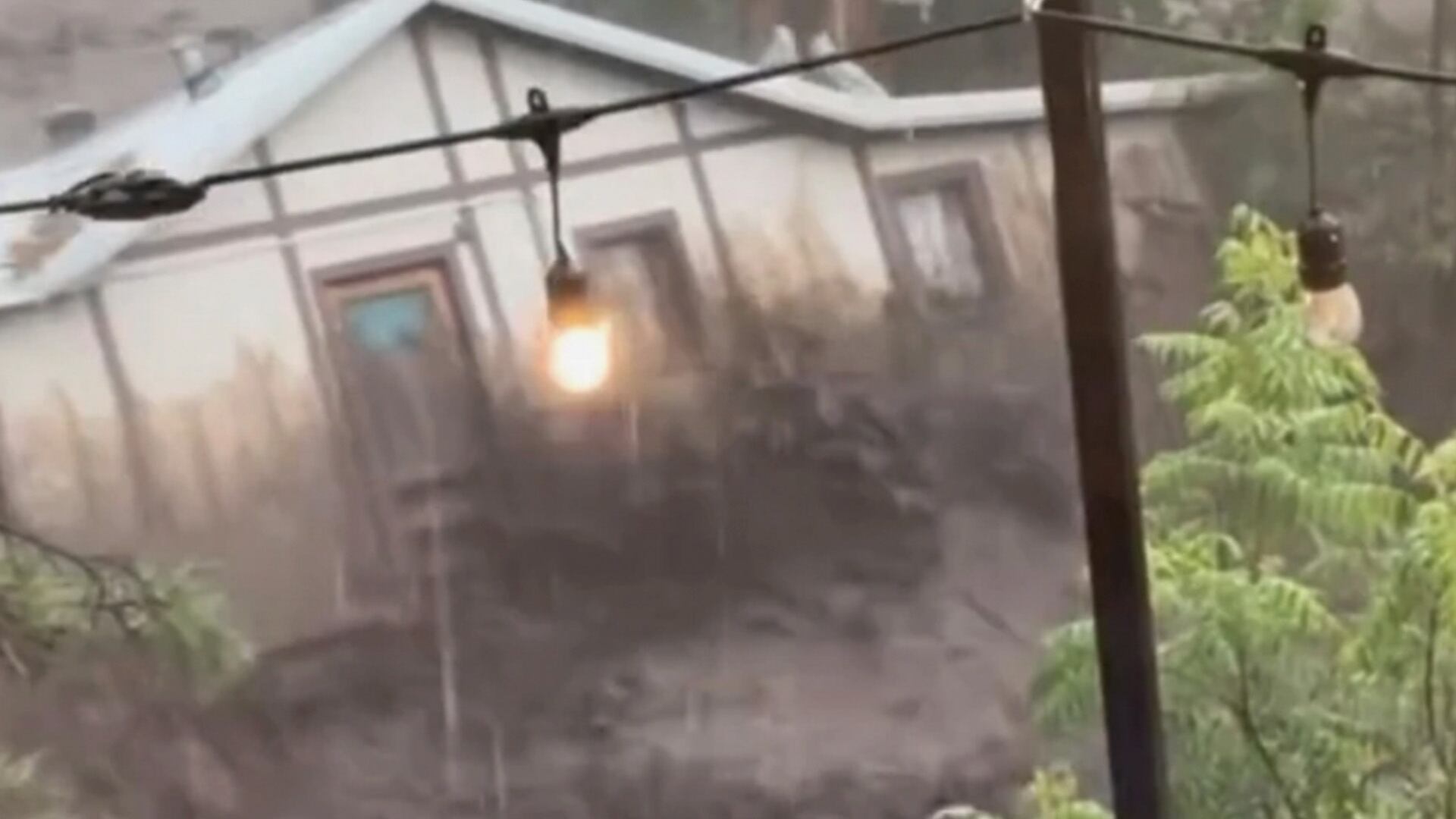 Ruidoso, en Nuevo México, sufrió el desborde del Río Ruidoso con saldo fatal: tres muertos, entre ellos dos menores, y más de 60 rescates acuáticos. (Kaitlyn Carpenter/AP)