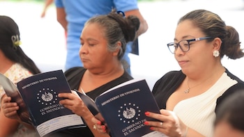 El Ministerio de Vivienda entrega títulos de propiedad a 84 familias salvadoreñas de Morazán Sur