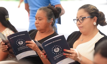 El Ministerio de Vivienda entregó títulos de propiedad a 84 familias de la zona rural de Morazán Sur, en el oriente de El Salvador. (Foto cortesía Secretaría de Prensa Presidencia)
