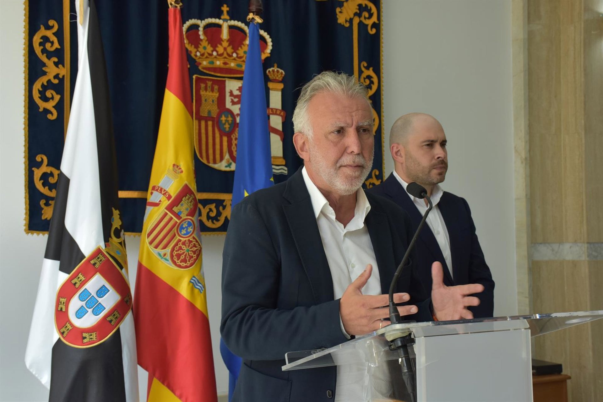 Torres defiende que los menores migrantes en Ceuta se distribuyan en la Península, "salvo que Vivas quiera que se queden