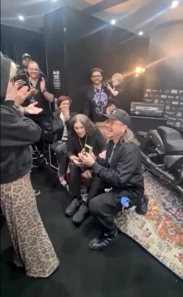 Sid Wilson le pripuso matrimonio a Kelly Osbourne frente a su familia y amigos. (Instagram/Kelly Osbourne)
