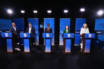 Los demócratas que buscan la candidatura de su partido para la gobernación de Wisconsin, de izquierda a derecha: Mandela Barnes, Joel Brennan, David Crowley, Francesca Hong y Kelda Roys, en su debate en Milwaukee. (AP foto/Nam Y. Huh)