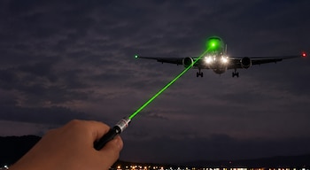 El Aeropuerto Internacional Juan Santamaría registró 74 reportes de interferencias con luces láser durante el último año, la cifra más alta desde 2016. Crédito: AERIS