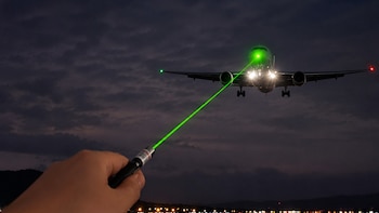 Récord de ataques con luces láser contra aviones en el Juan Santamaría enciende las alarmas de seguridad aérea costarricense