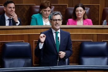 El ministro Félix Bolaños, este miércoles en sesión de control al Gobierno en el Congreso. (EFE/Javier Lizón)