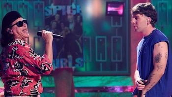 El cantante estadounidense Elvis Crespo y el canario Quevedo, en 'La Revuelta'