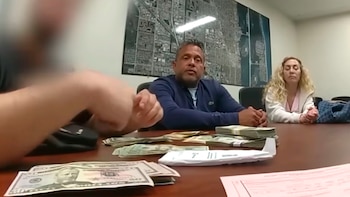 Un hombre pasó días buscando al dueño de los 30.000 dólares que perdió y que él mismo encontró: “No era mío para tomarlo”