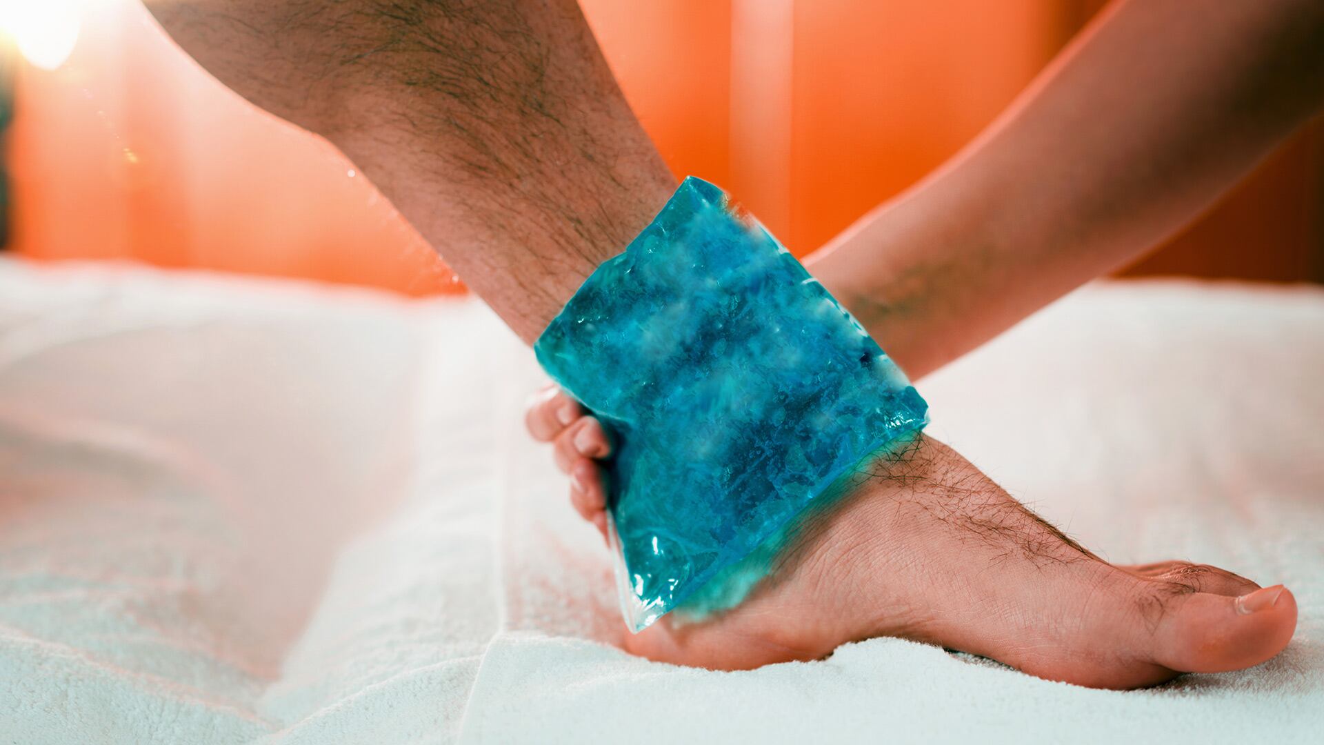 Cambiar de calzado y aplicar hielo son tratamientos iniciales para el síndrome de Haglund (Créditos: Freepik)