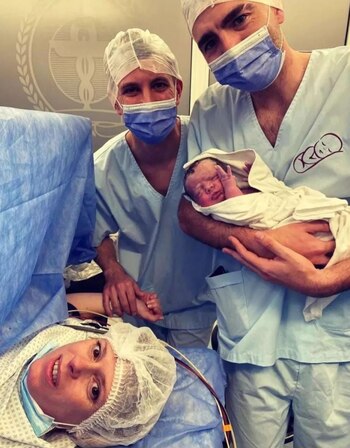 Bastian recién nacido junto a