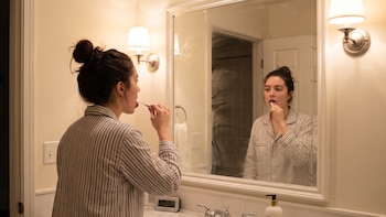 ¿Por qué cepillarse la lengua antes de dormir puede mejorar tu salud digestiva?