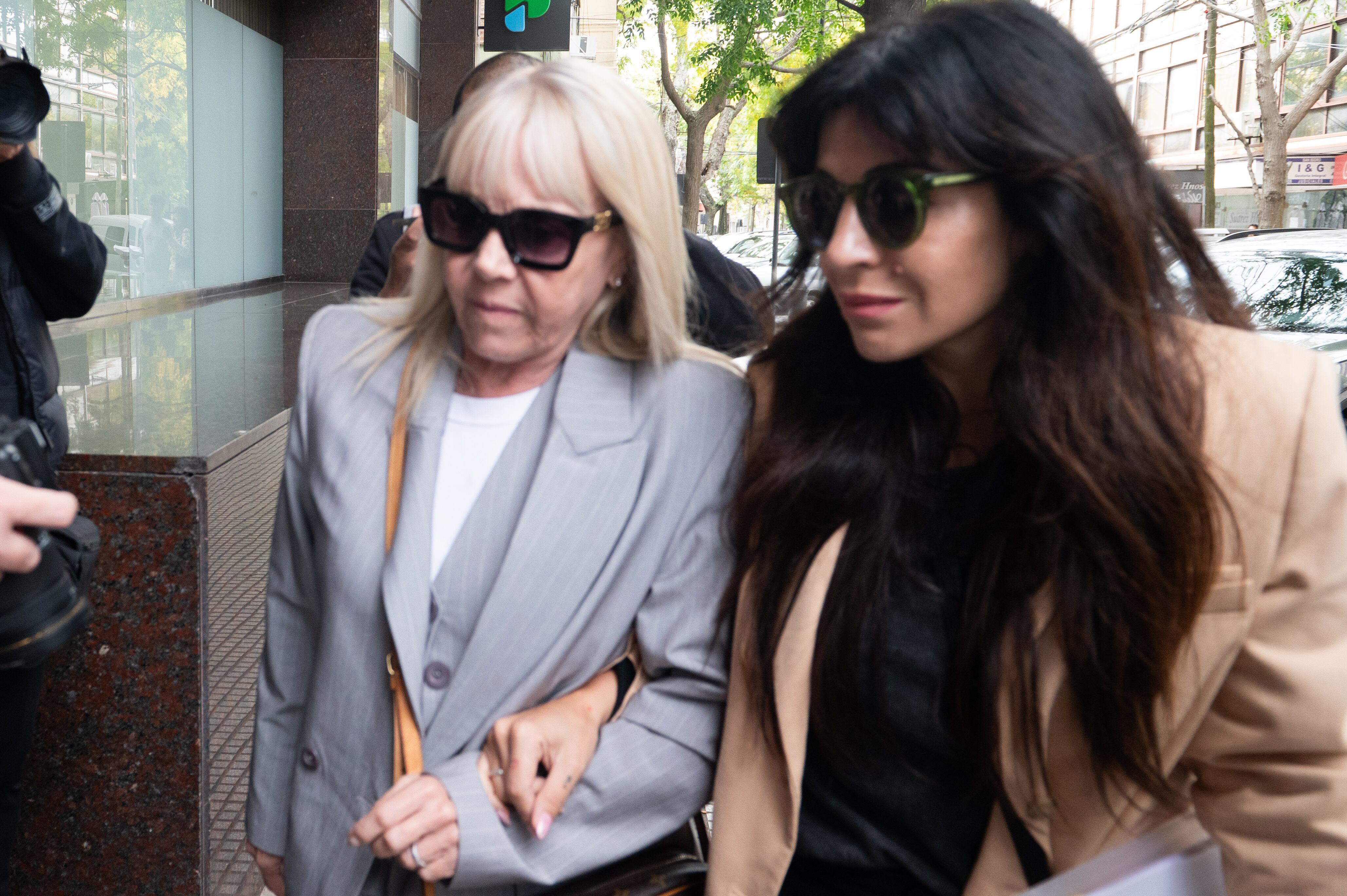Gianinna Maradona y Claudia Villafañe, su mamá, cuando acompañaron a declarar a Dalma. (Foto: Jaime Olivos)