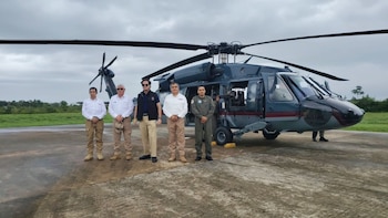 El ministro del Interior, José Zapata, acompañado por el embajador de Estados Unidos, Bernie Navarro, lideró la ceremonia de entrega de certificados del Curso de Transición en Helicópteros UH-60 Black Hawk a 16 efectivos de la Dirección de Aviación Policial (Diravpol) de la Policía Nacional del Perú (PNP).