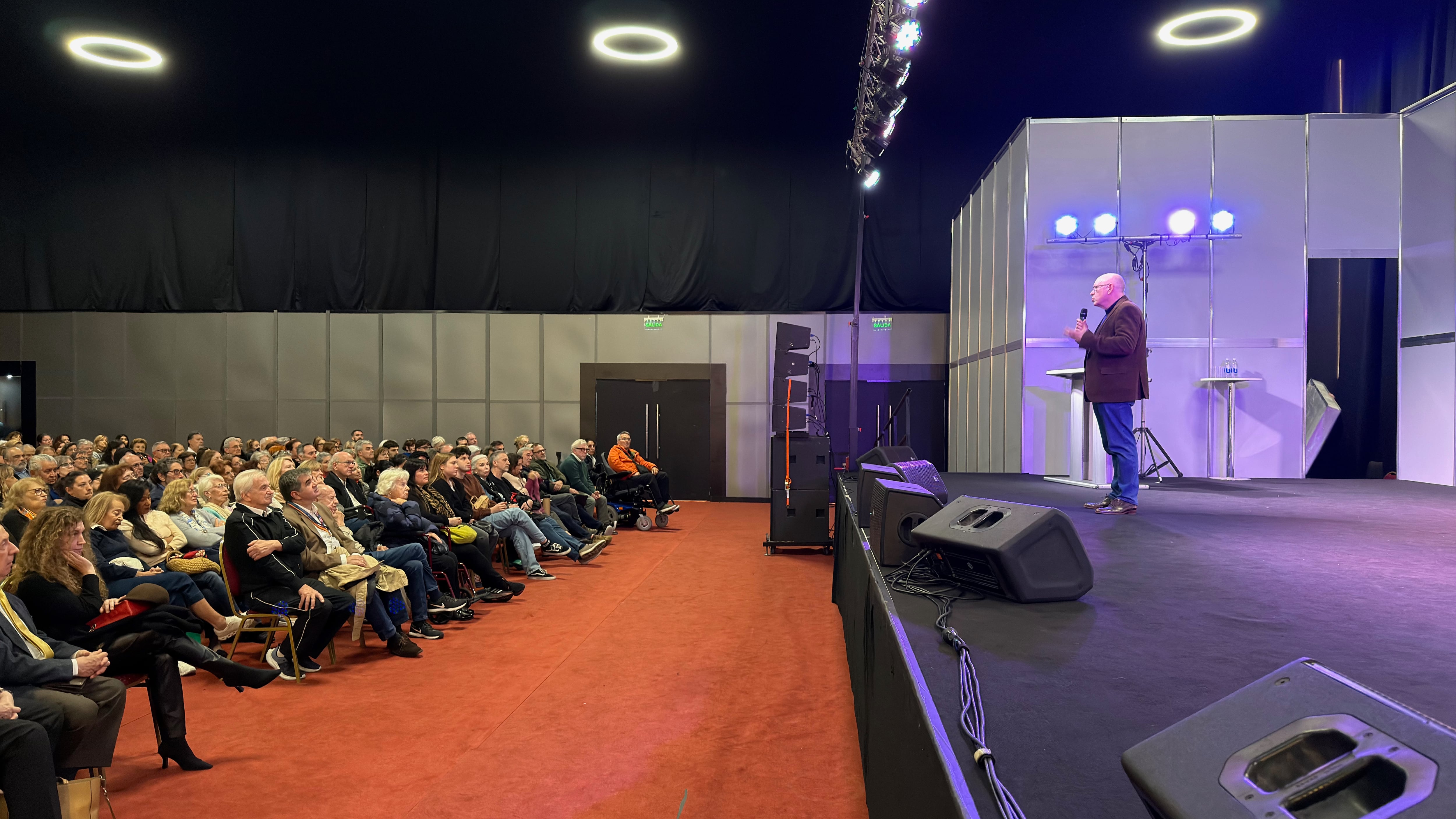 Jorge Fernández Díaz cuenta su vida y su escritura, mezclados, en la Feria del Libro.