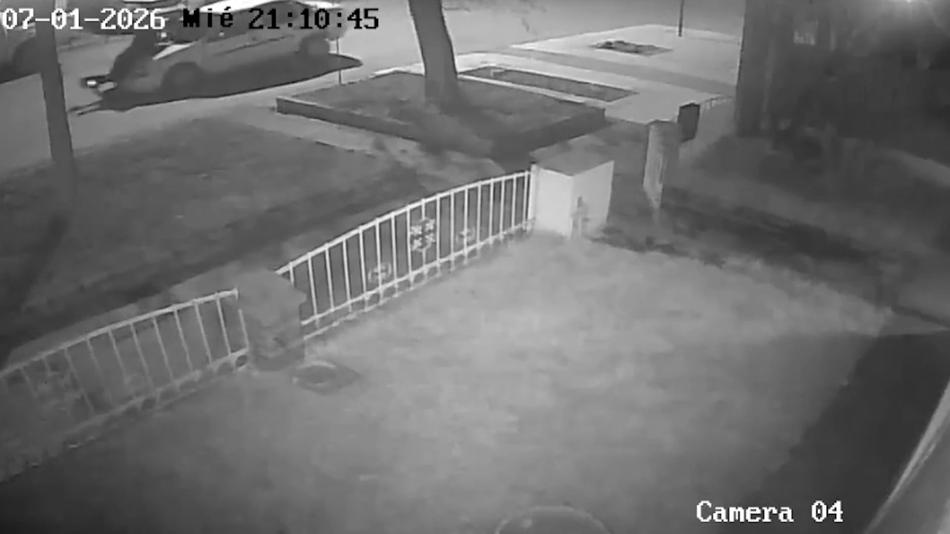 Otra cámara de seguridad que muestra cómo el joven es arrastrado por el vehículo encima del capot