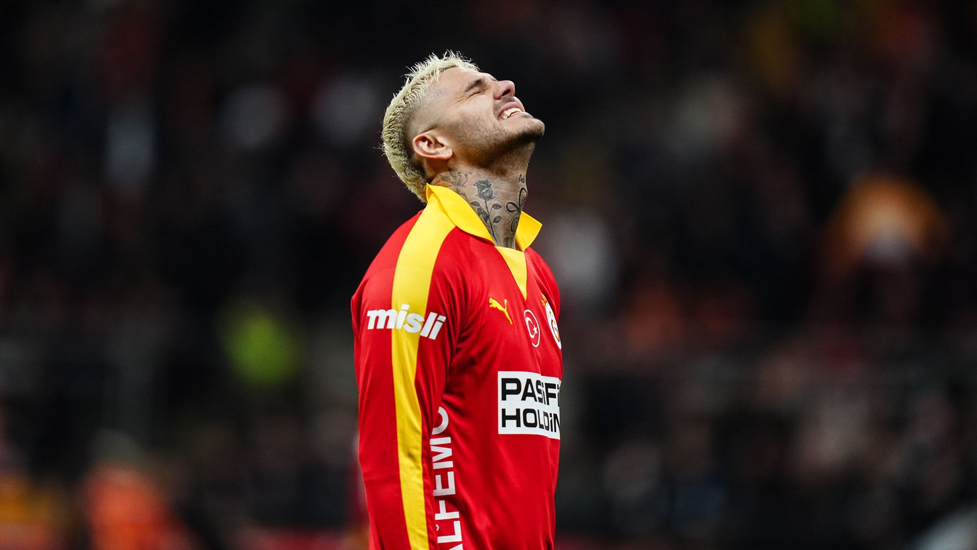 El look de Icardi que llamó la atención: con el cuello alzado de la camiseta (Reuters)