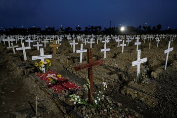 Se dejan flores en las