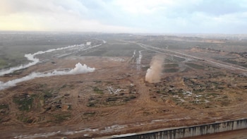 Vista del humo que se eleva durante lo que el ejército israelí dice que es la destrucción de un túnel cerca de Beit Hanoun, en el norte de Gaza (REUTERS)