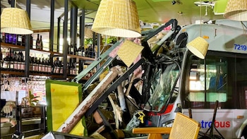 Un autobús se estrella contra