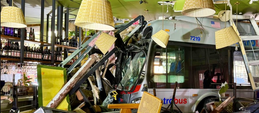 Un autobús se estrella contra un restaurante en Washington D.C. y deja tres mujeres hospitalizadas