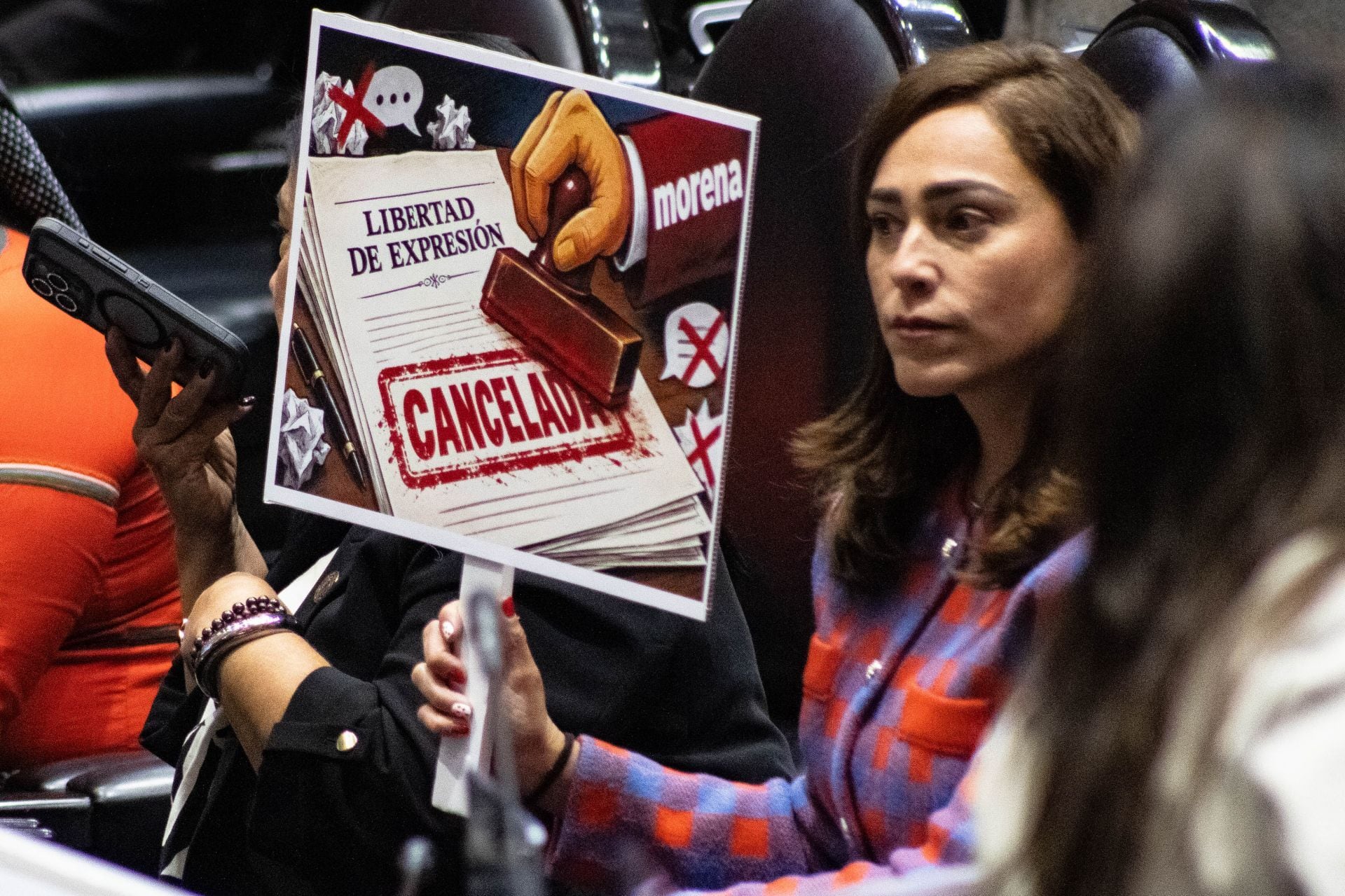 Artículo 19 rechaza aprobación de “Ley Antimemes” que castiga uso de imagen gubernamental, pide diferenciar sátira de uso delictivo