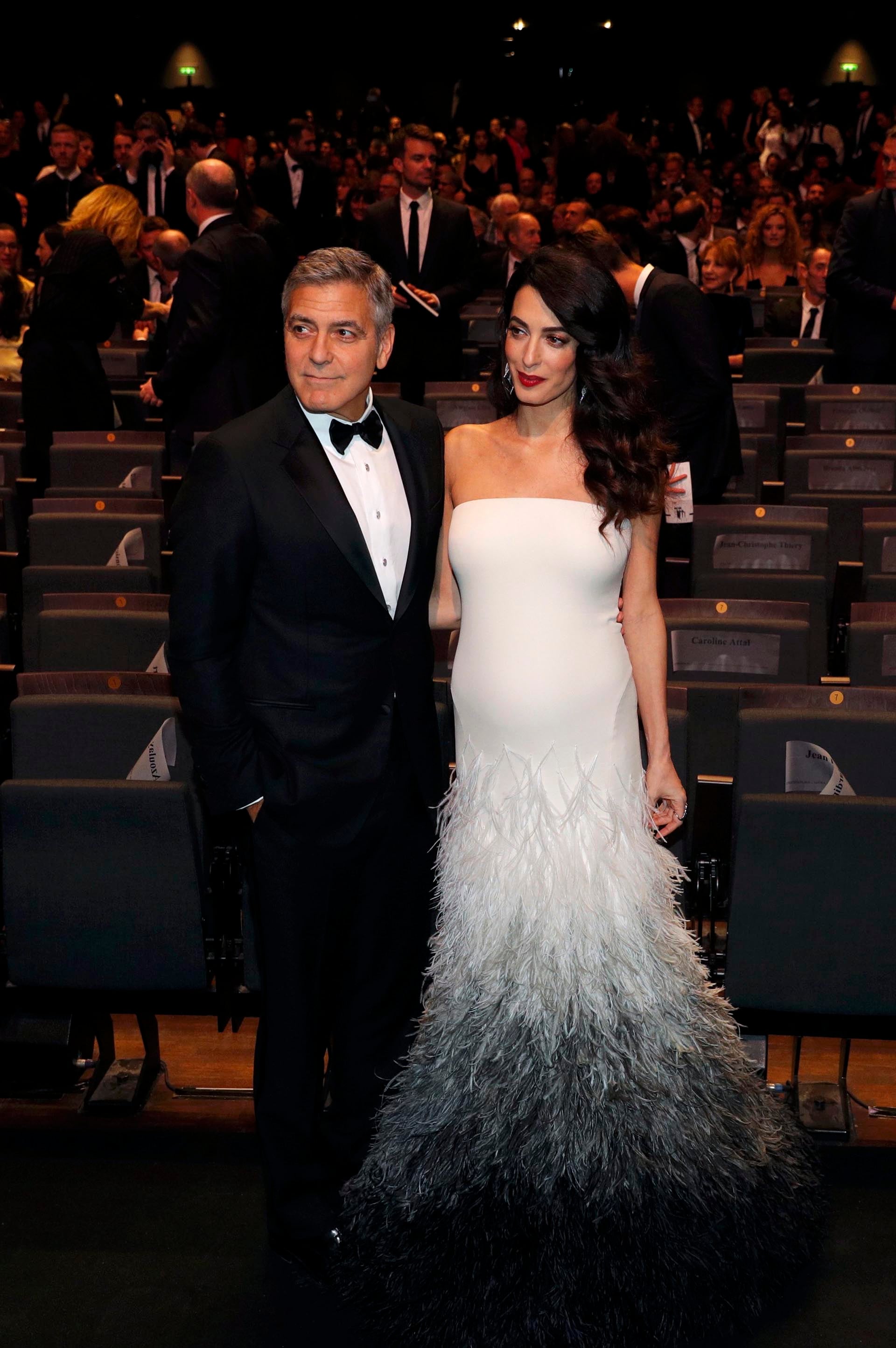 Cesar Awards 2017: Amal en blanco con plumas y George en esmoquin negro (REUTERS/Philippe Wojazer)