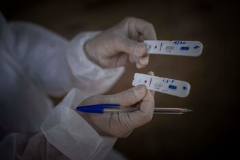 Personal de salud realiza una