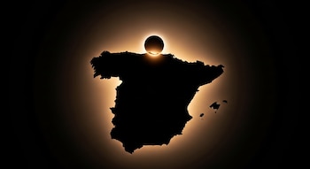 Silueta del mapa de España con las islas Baleares bajo un eclipse solar total, mostrando la corona brillante en un fondo oscuro.