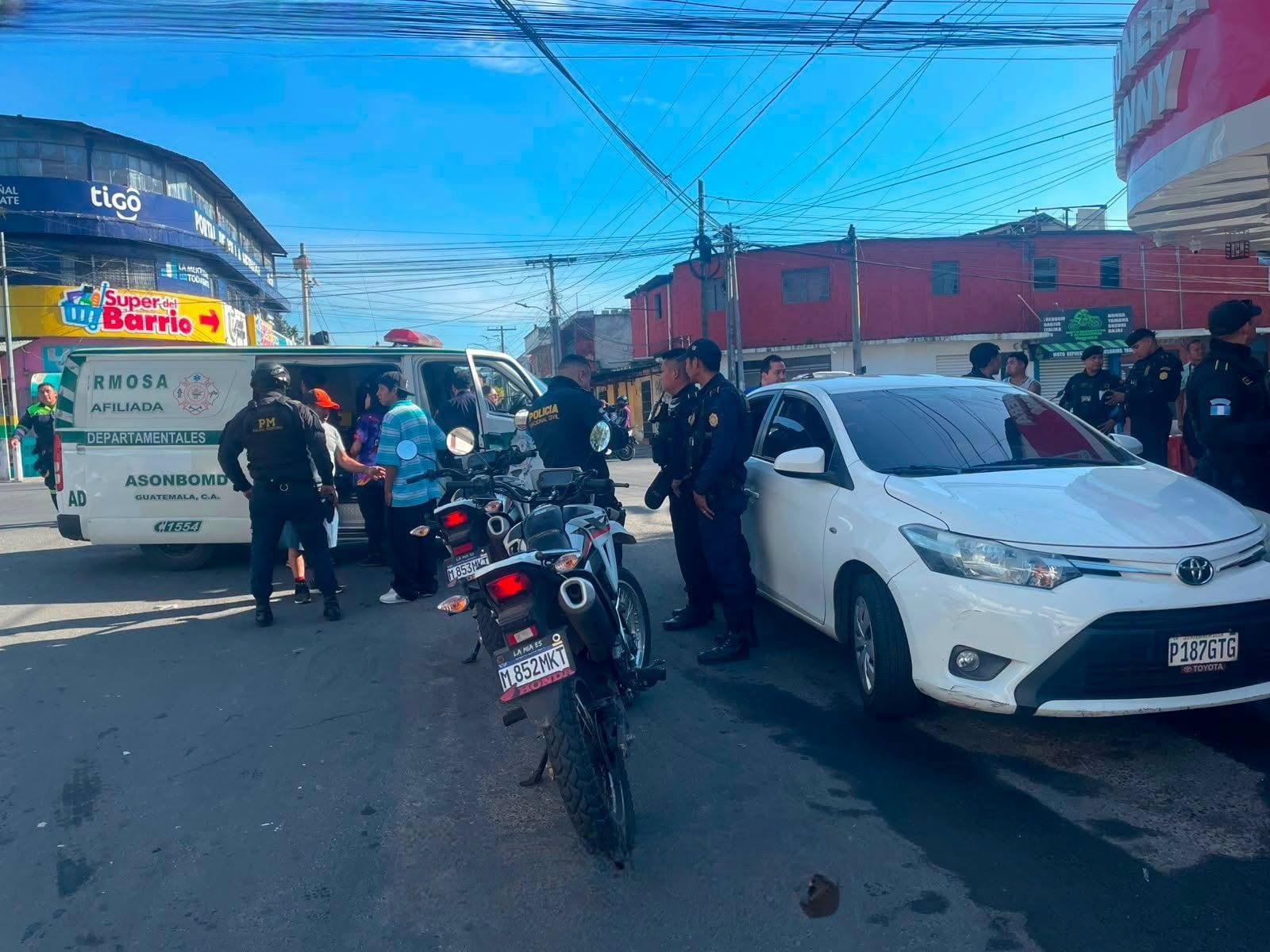 En Villa Hermosa, Villa Nueva, una niña de seis años resultó herida por una bala perdida cuando viajaba con su familia en un automóvil. (Foto cortesía redes sociales)