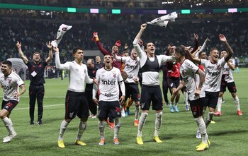 El festejo de los jugadores de Athlético Paranaense (REUTERS/Amanda Perobelli)