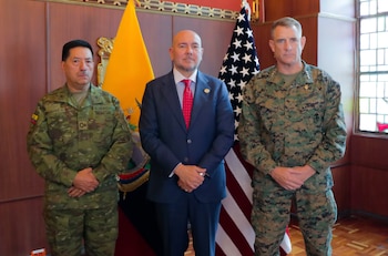 El comandante del Comando Sur, Francis Donovan, se reunió en Quito con el ministro de Defensa, Gian Carlo Loffredo y con el jefe del Comando Conjunto de las Fuerzas Armadas, general Henry Santiago Delgado Salvador.