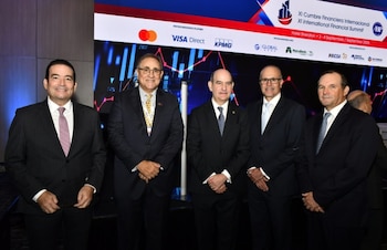 El ministro de Economía y Finanzas de Panamá, Felipe Chapman, al centro, destacó durante la actividad bancaria la importancia de aprovechar las ventajas competitivas del país. (Cortesía)