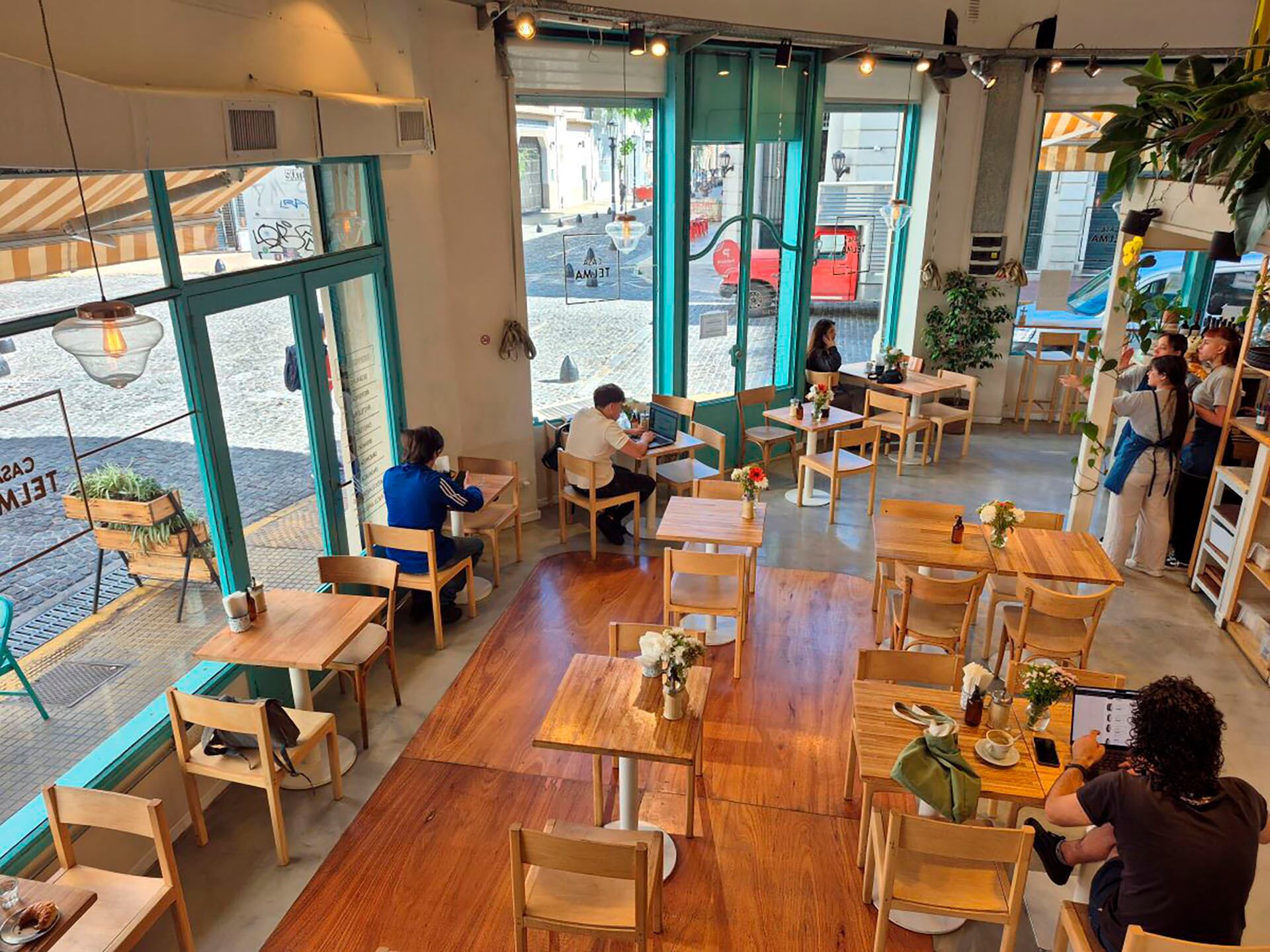 Todo el mobiliario del lugar está hecho por Fernando Koch, pareja de Camila Sachella, quien aparte de ser biólogo, investigador del Conicet, estudia carpintería en un taller