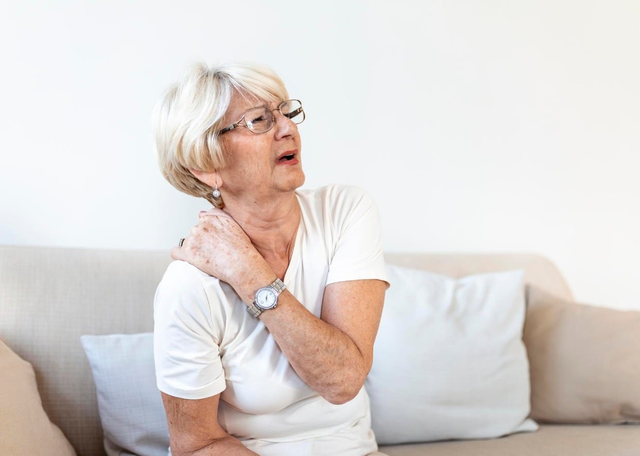 La consulta médica previa es clave para adaptar rutinas de fuerza a las necesidades y antecedentes de cada mujer mayor de 50 años (Freepik)