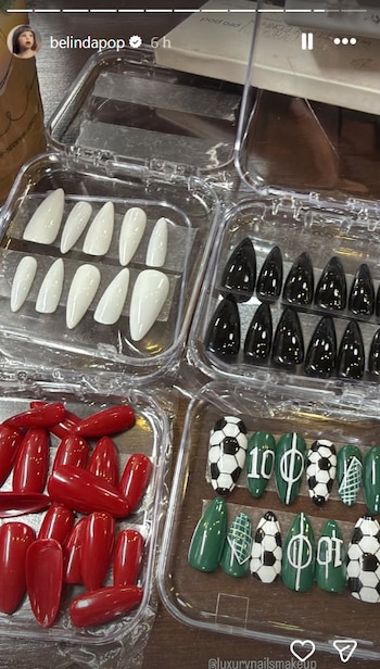 Varias cajas de uñas postizas. Incluyen sets en blanco, negro, rojo, y un diseño especial con balones de fútbol, el número 10 y colores verde, blanco y negro