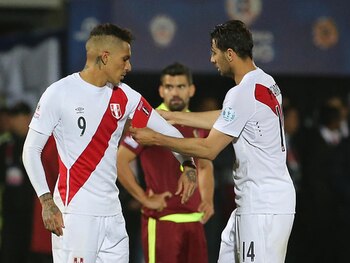 Claudio Pizarro entregándole la cinta de capitán a Paolo Guerrero en la Copa América 2015.