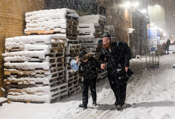 Un adulto y un niño,