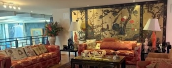 La residencia conserva piezas emblemáticas como el piano Steinway, candelabros colgantes, premios internacionales y muebles originales de la época dorada del cine nacional