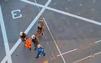 Los astronautas de la Misión Artemis II en tierra firme luego del amerizaje del 10 de abril