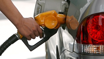 Llenar el depósito de gasoil ya cuesta más de 100 euros: el diésel llega a los 1,82 euros y la gasolina toca los 1,7 en el mes de mayor tráfico del año