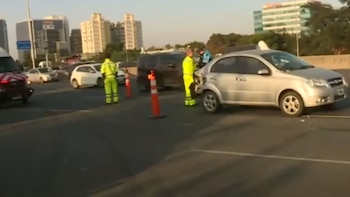 El auto quedó abandonado sobre