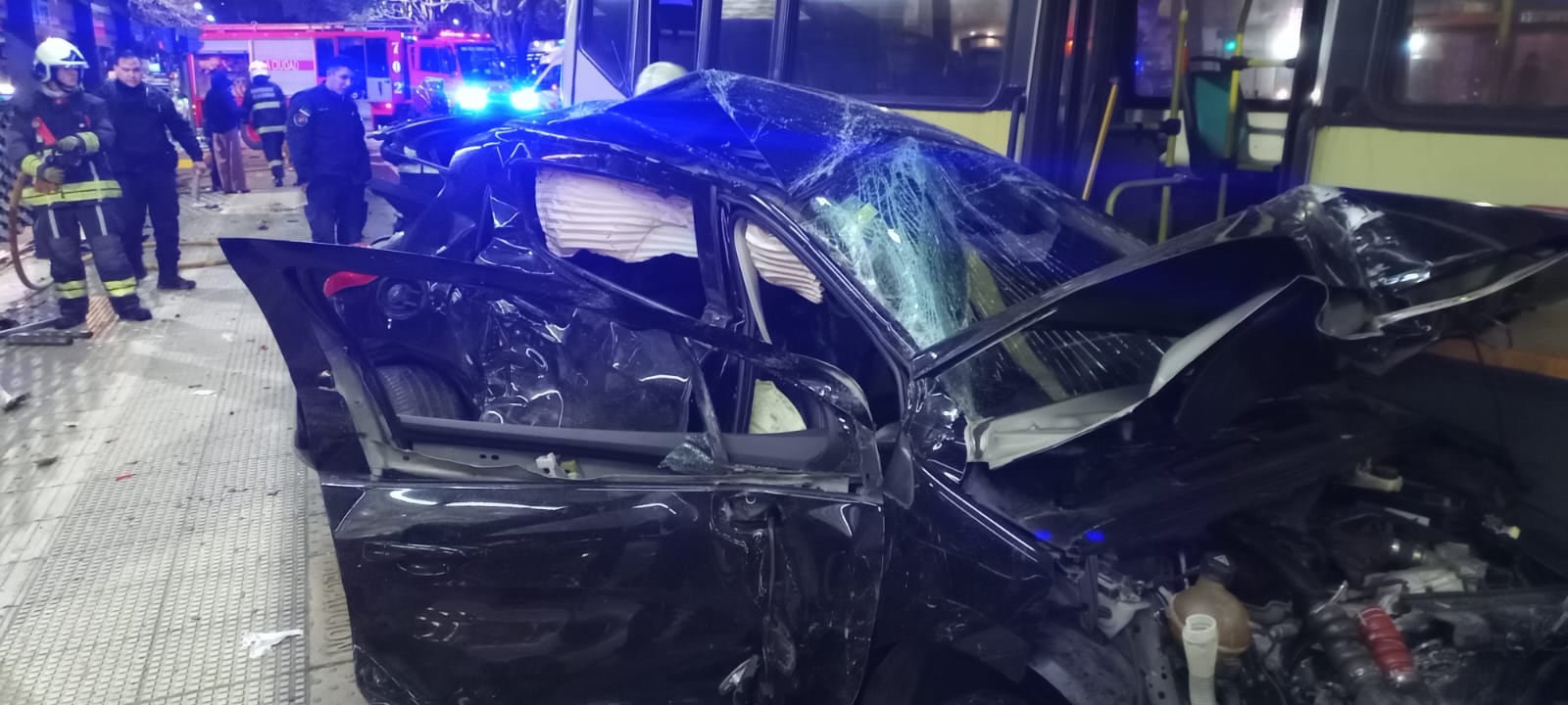 El daño fue de tal magnitud que apenas se puede visualizar el modelo del auto (SAME)